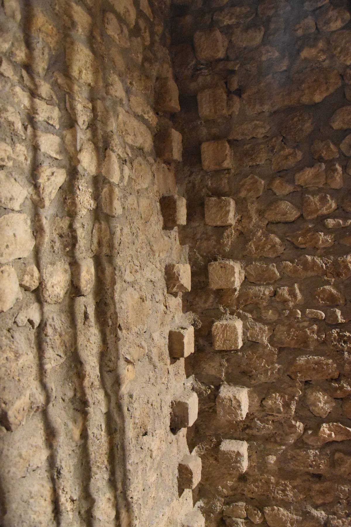 particolare del muro interno all'edificio con pietre sporgenti