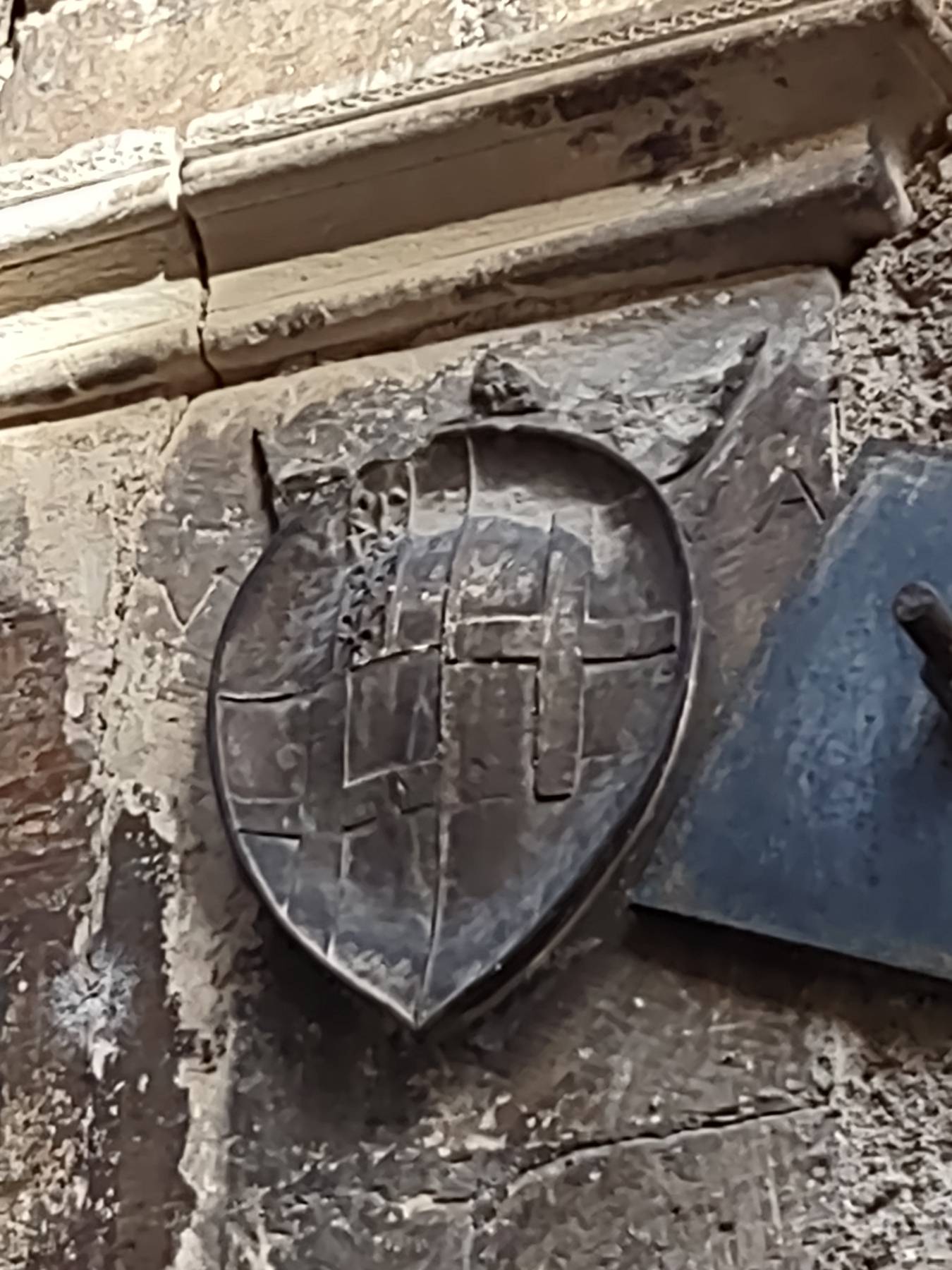 particolare dello stemma presente sulla facciata di palazzo Simonetto
