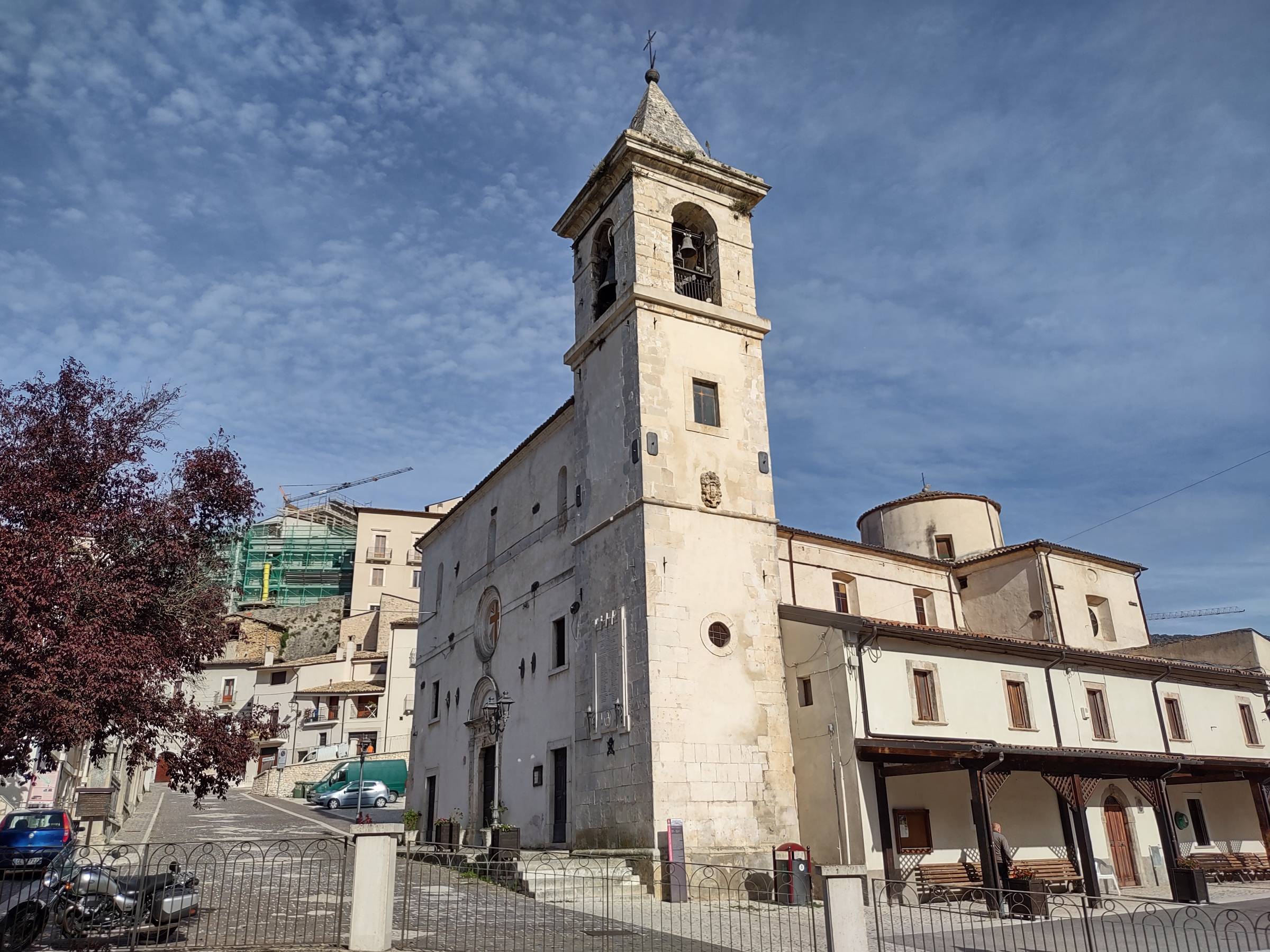 Chiesa di Santa Maria Assunta, vista dalla piazza di Castel di Ieri
