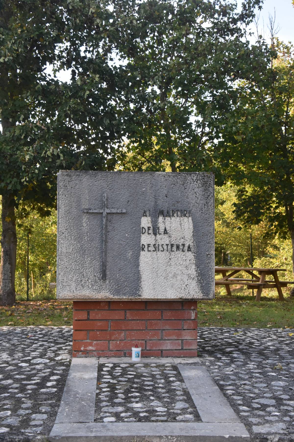 cippo commemorativo per i due ragazzi di Castel di Ieri fucilati durante la seconda guerra mondiale