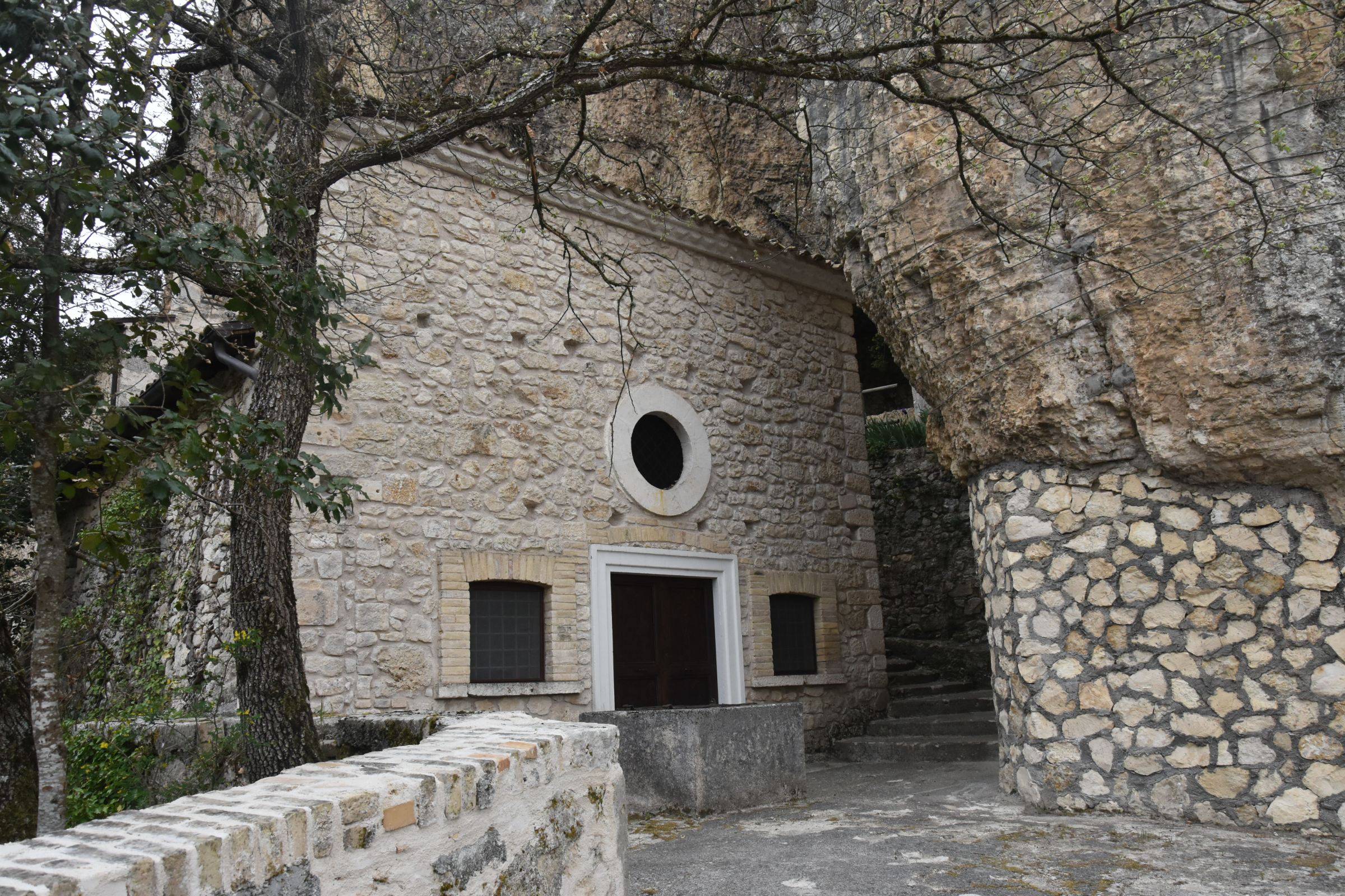 scorcio sulla chiesetta duecentesca dedicata alla madonna di pietrabona