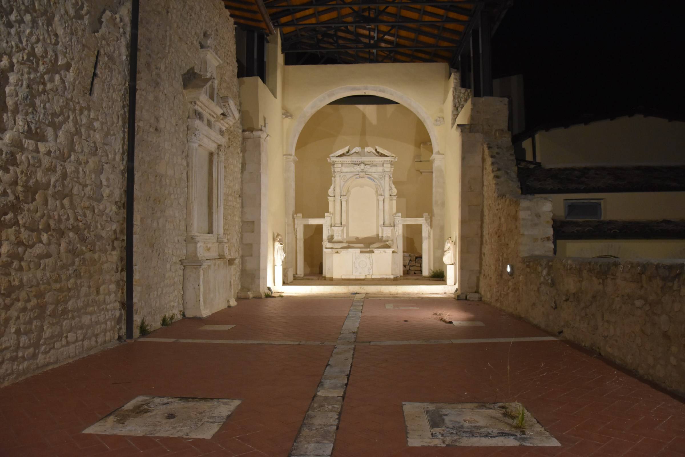 vista in notturna dell'interno della chiesa di Santa Croce, sono visibili l'altare, i muri interni e il pavimento