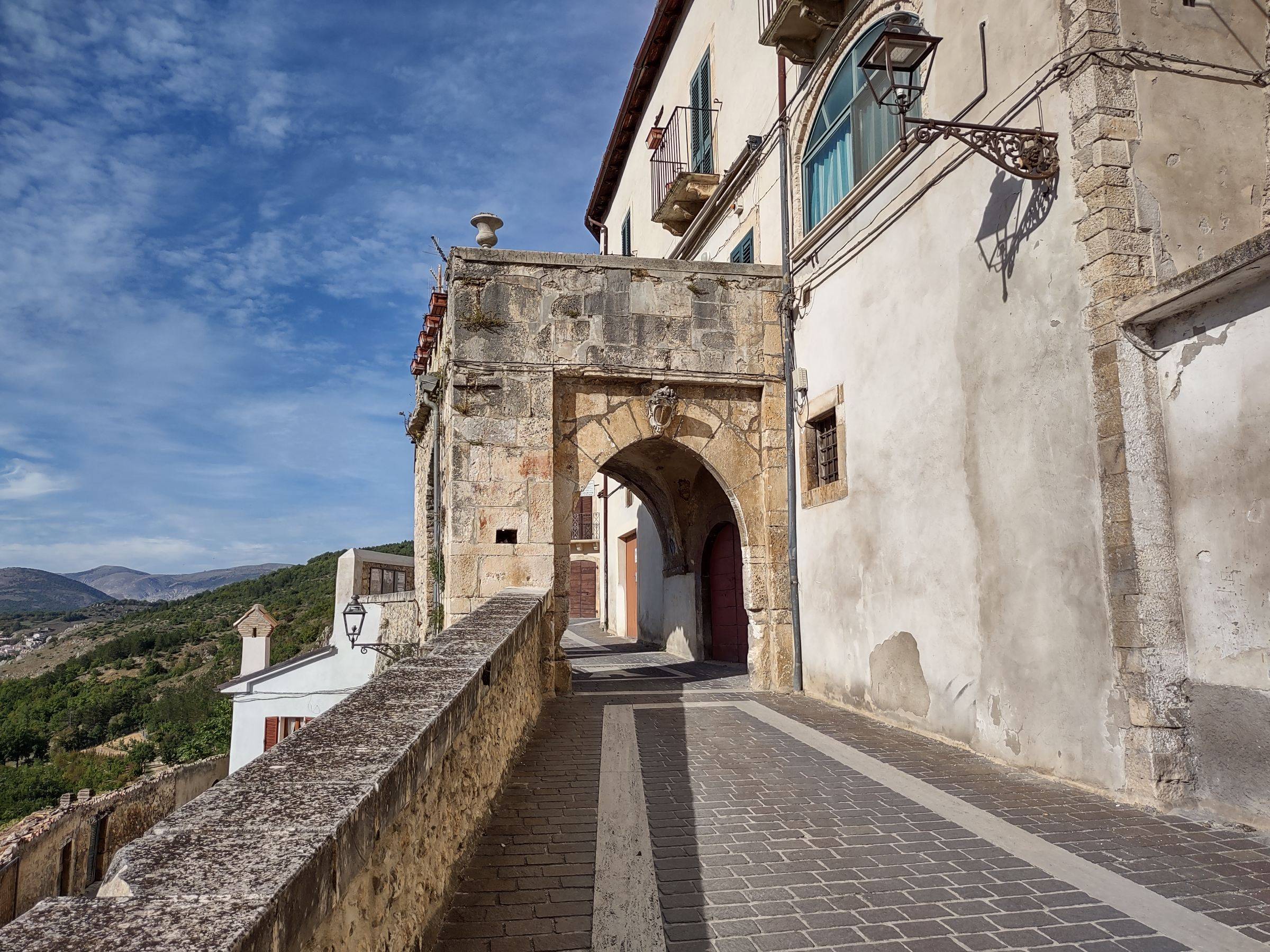 Porta urbica di Castel di Ieri, facciata di ingresso