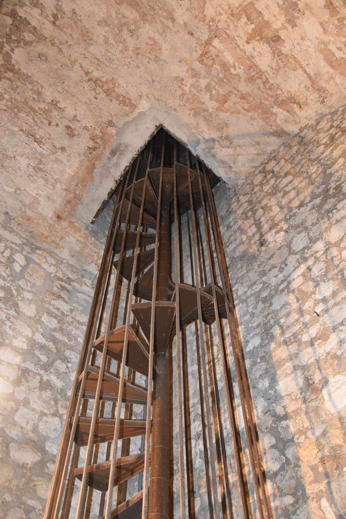 foto dell'interno della torre con scala a chiocciola