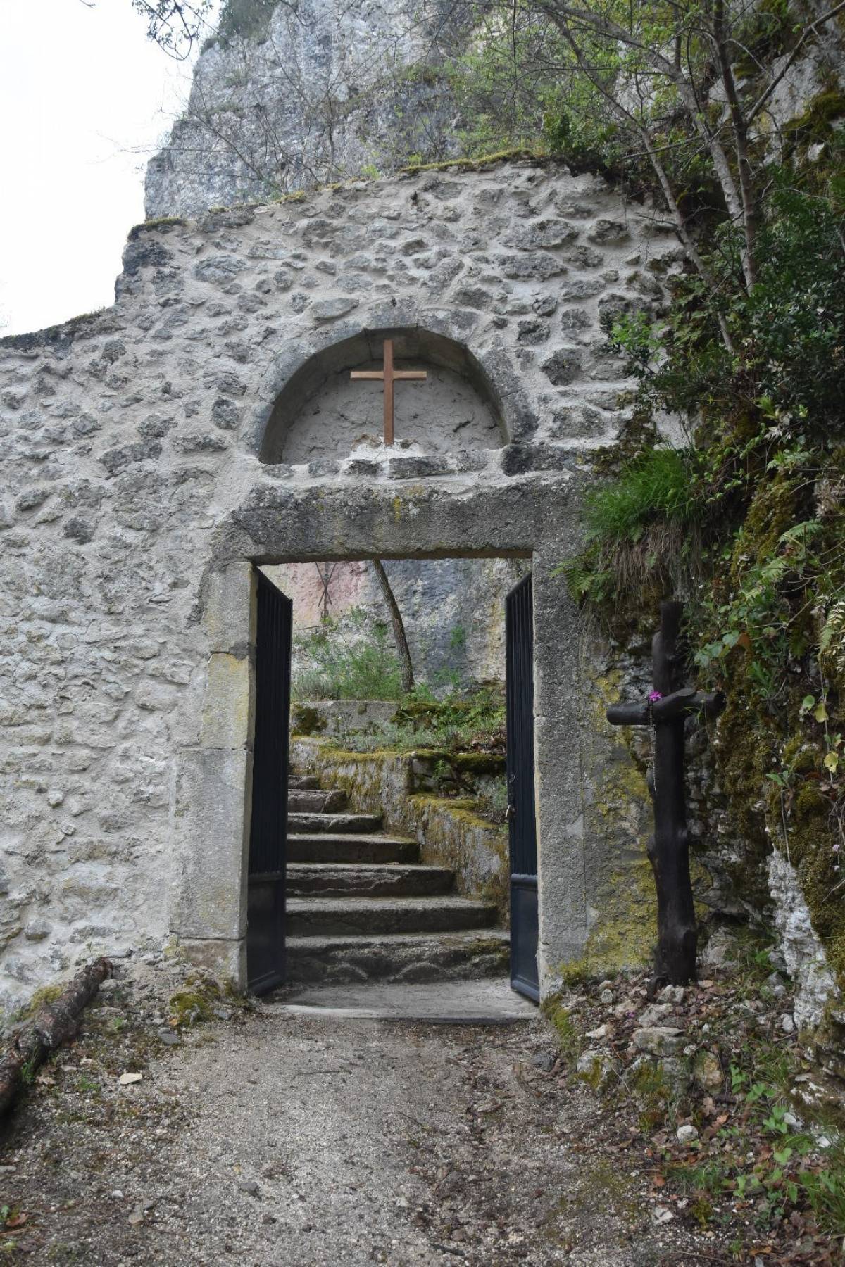 vista del cancello e della scalinata che porta alla chiesetta dell'eremo