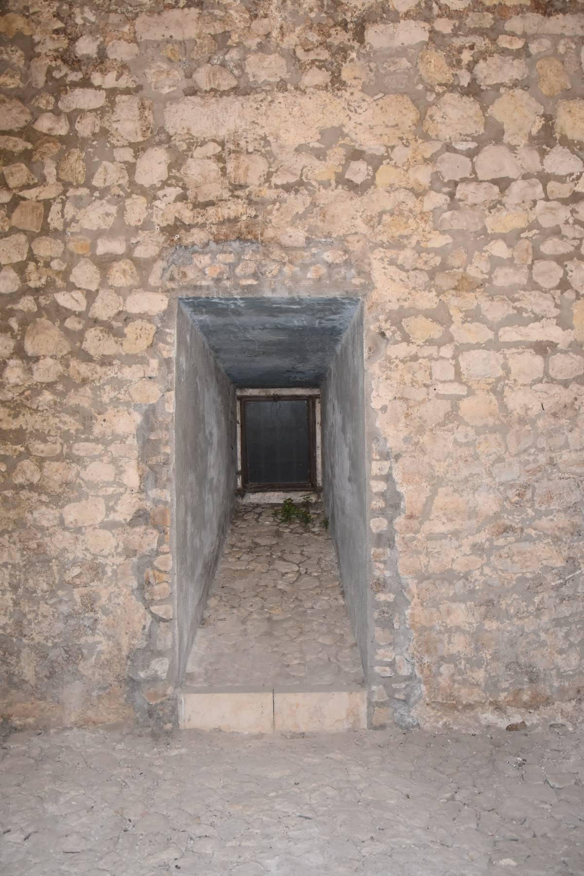 Foto di una finestra della torre vista dall'interno